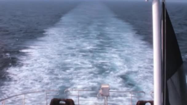Una Vista Fascinante Desde Popa Viejo Barco Navegando Mar Dejando — Vídeos de Stock