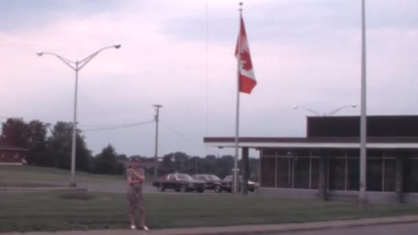 1970 Talets Film Kanadensisk Flagga Viftar Vinden Utanför Liten Byggnad — Stockvideo