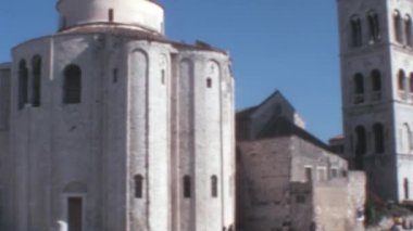 1970 'lerin klasik görüntüleri Hırvatistan' ın Zadar kentindeki St. Donat kilisesi, forum ve St. Anastasia Katedrali 'nin ebedi güzelliğini yansıtıyor. Videoda kiliseler ve forumlar gösteriliyor.