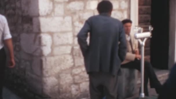 Vintage Beelden Uit Jaren Zeventig Van Twee Oudere Kaukasische Mannen — Stockvideo