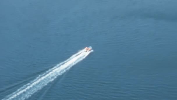 Swift Barco Cruza Con Elegancia Novsko Zdrilo Estrecho Del Mar — Vídeo de stock
