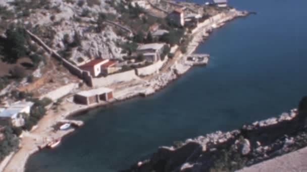 Panoramablick Auf Gebäude Entlang Der Felsigen Küste Dalmatiens Novsko Zdrilo — Stockvideo