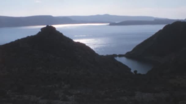 亚得里亚海的达尔马提亚岩石海岸的戏剧化的悬崖边镜头 背景为多山 阳光明媚 背光明亮 1970年代南斯拉夫Novsko Zdrilo的Zadar地区 — 图库视频影像