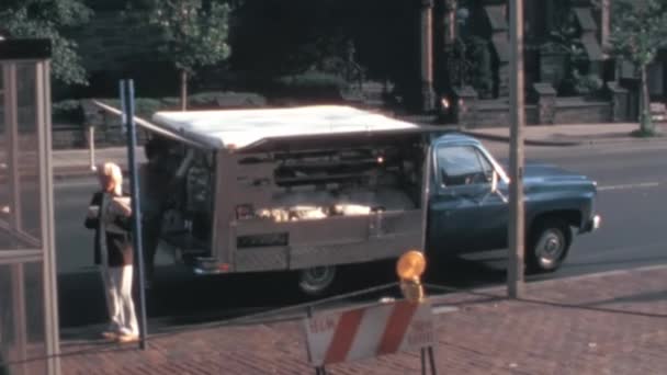 Street Food Truck Boston 1970 Talet Säljer Klassiska Amerikanska Rätter — Stockvideo