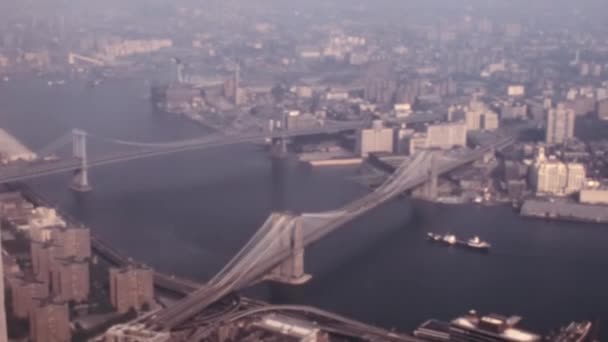 위에서 1970 뉴욕시의 맨해튼 서스펜션 브리지 다리는 복고풍 장면에서 맨해튼과 — 비디오
