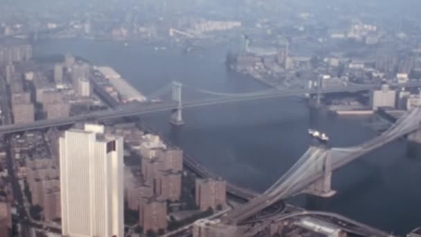 1970年代のニューヨークのブルックリン橋 国立歴史的ランドマークは依然として空中アーカイブの舞台で世界的に賞賛されています — ストック動画