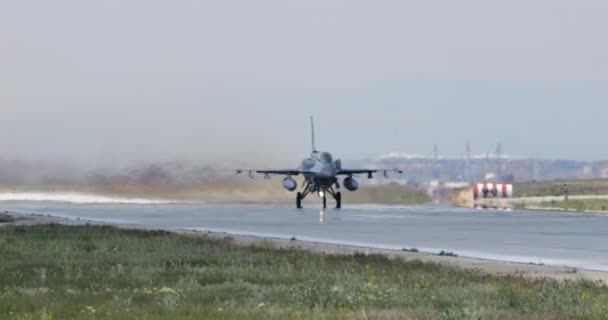 一般ダイナミクスF アラブ首長国連邦空軍のファルコンと戦って完全なアフターバーナーパワーで離陸 空港滑走路の国境から近い正面の景色 16はマルチロール戦闘機 — ストック動画