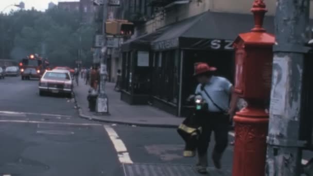 Strażacy Wozach Strażackich Biegną Ulicami Nowego Jorku Filmiku Lat Tych — Wideo stockowe