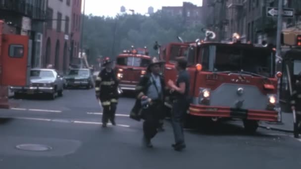 1970年代のヴィンテージ映像は 消防士や消防車のレースとしてニューヨーク市の都市生活を撮影し 火災に対応します — ストック動画
