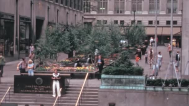 洛克菲勒中心1970年代的复古录像 人们在花园与家人共度时光 并在溜冰场上滑冰 纽约美国1970年代的历史录像 — 图库视频影像