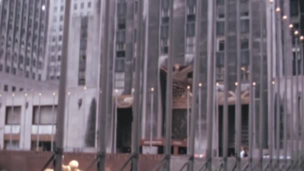 纽约著名的洛克菲勒中心建筑群顶部的地面景观 20世纪70年代宏伟的复古镜头 — 图库视频影像