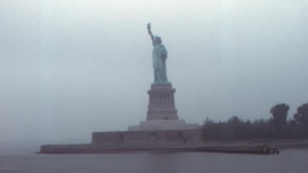 Socha Svobody New Yorku Archivní Záběry Let Širokoúhlý Pohled Oblačném — Stock video