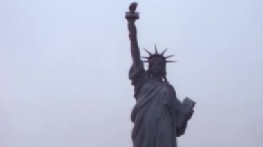 New York Limanı 'nda Özgürlük Anıtı duruyor. Dünyaca ünlü Özgürlük Heykeli 'nin Tarihsel Videosu.