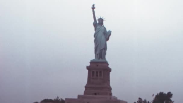 位于纽约港的自由女神像 上世纪70年代美国历史上著名的地标之一 档案镜头的长角正面视图 — 图库视频影像