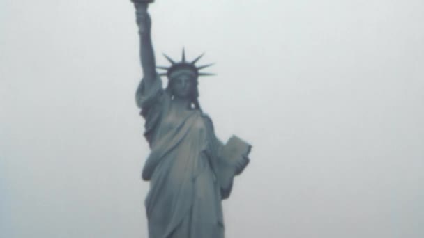 Statue Liberty Close View Top Retro Style Footage Grey Sky — Stock Video