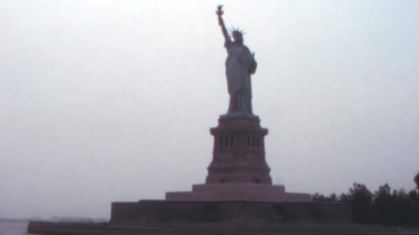 Statua Wolności Nowojorskim Porcie Grey Cloudy Day Super 8Mm Archiwalne — Wideo stockowe