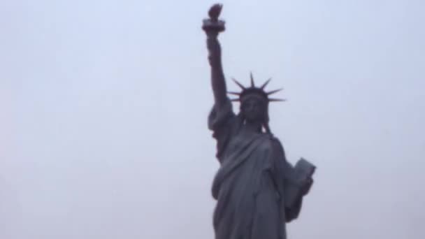 Frihetsgudinnan Står New Yorks Hamn Historisk Video Världsberömda Staty Ikon — Stockvideo