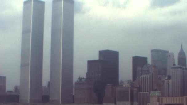 ニューヨーク市の世界貿易センターのアイコニック ツイン タワーは 2001年911テロ事件を引き起こした 映像は 彼らの高さから 彼らの栄光のすべてのタワーを示しています — ストック動画