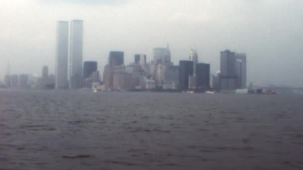 1970年 ハドソン川を渡るニューヨーク市のワールドトレードセンターのツインタワーの風景観 Wtcタワーは 灰色の曇りの日にマンハッタンのスカイラインを支配しています — ストック動画