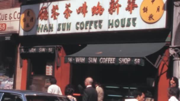 Kávézó New York Kínai Negyedben 1970 Években Autók Parkoltak Forgalom — Stock videók