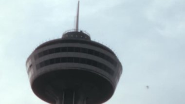 Skylon Kulesi 'nin tepesine aşağıdan yakından bak. Ontario Kanada 'daki Niagara Şelalesinin 1970' lerdeki retro görüntüleri. 
