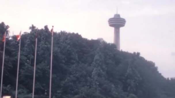 Amerikanische Und Kanadische Flaggen Wehen Oben Auf Fahnenmasten Niagara Falls — Stockvideo