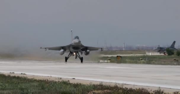 トルコ空軍のF 16戦闘ファルコンがトルコのコンヤ空軍基地から離陸した様子 航空機は滑走路 そのエンジンローリングとその速度を加速している見られています — ストック動画