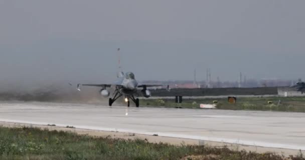 トルコ空軍F 16戦闘ファルコンはトルコのコンヤ空軍基地から離陸する ちょっとしたフロントクローズアップ映像 アフターバーナー部隊の下で滑走路を加速する航空機 完璧な角度キャプチャ — ストック動画