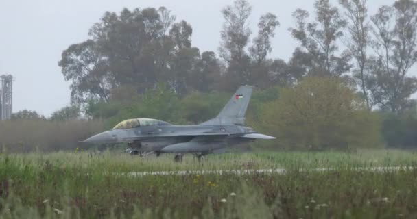Jordánský Stíhací Letoun Pojíždějící Deštivém Počasí General Dynamics Fighting Falcon — Stock video
