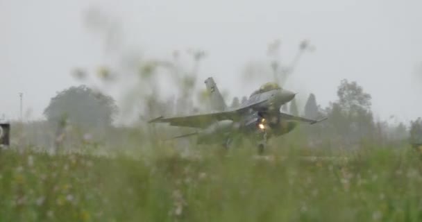 通用动力F 16战斗机与约旦皇家空军的猎鹰战斗机在雨中着陆 F16毒蛇 F16 Viper 是一架自1970年代开始服役的多功能战斗机 F16是最受欢迎的战斗机之一 — 图库视频影像