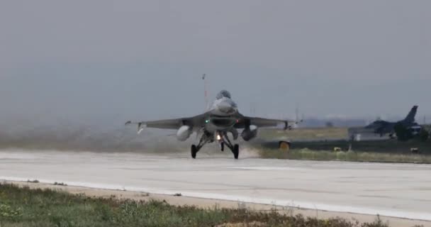 Lockheed Fighting Falcon Tureckého Letectva Vzlétá Plnou Přídavnou Palebnou Silou — Stock video