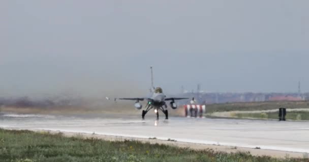 Zobaczyć Imponujący Widok Współczesnego Naddźwiękowego Szarego Myśliwca Nato Wykonującego Start — Wideo stockowe