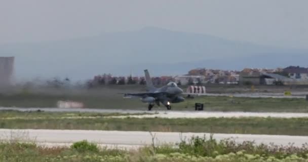 ジェット戦闘機は晴れた日に空港から離陸します 街のスカイラインが背景に見える このビデオは 軍事演習 都市戦の概念を説明するために使用することができます — ストック動画