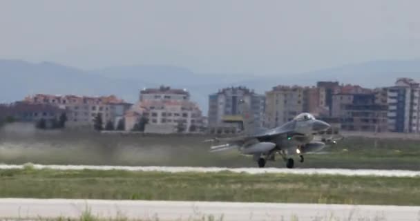 現代の戦闘機はトルコのコンヤ空港から離陸します ジェット機は滑走路を加速し 空に飛び降りるのを見ています ビデオはそれが離陸するとジェットのパワーと速度をキャプチャします — ストック動画