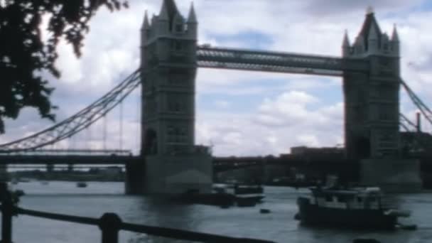 Tower Bridge Slunečného Dne Londýně Sedmdesátých Letech Tower Bridge Otevřen — Stock video