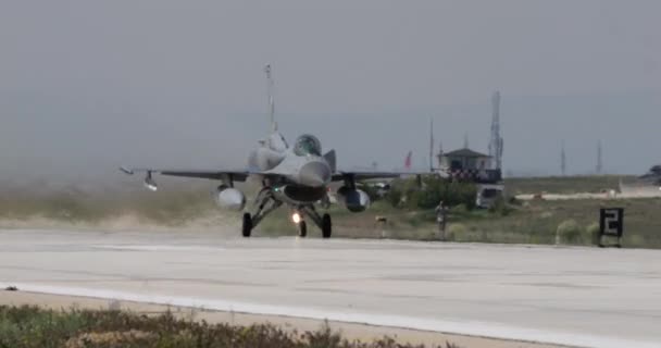 巴基斯坦空军F 16在进行军事演习时带着全副武装起飞 在离跑道很近的地方拍摄的罕见的正面特写镜头 使观众有一个独特的 — 图库视频影像