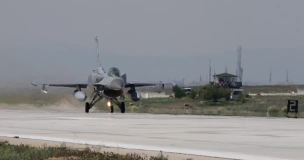 战斗机喷气式通用动力F 16战斗机巴基斯坦空军猎鹰战斗机在晴朗 阳光灿烂的天气起飞 前沿特写 详细准确地展示军用飞机的起飞情况 — 图库视频影像