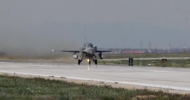现代超音速战斗机洛克希德 马丁F 16战斗机与巴基斯坦空军的猎鹰战斗机从非常接近跑道的地方起飞 具有独特的视角 完美的纪录片 — 图库视频影像