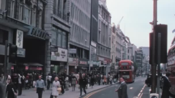 Londres Década 1960 Con Una Escena Llena Gente Caminando Comprando — Vídeo de stock