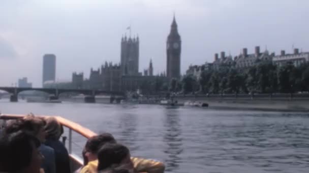 20世纪60年代的伦敦古董店沿着泰晤士河航行的船 威斯敏斯特议会宫和大本钟这两个伦敦城市景观最具标志性的地标的独特视角 — 图库视频影像