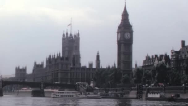 1960年代のロンドンアーカイブシティスケープ テムズ川のボートのユニークな視点からウェストミンスターのビッグベンと宮殿 高品質の歴史的な映像 — ストック動画