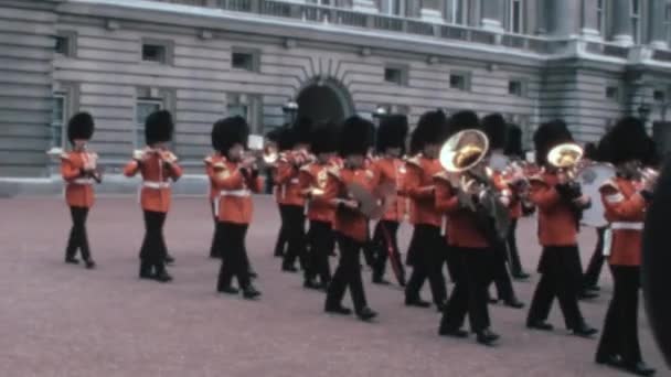 1970年代のこの歴史的なビデオは イギリスのバッキンガム宮殿のクイーンズガードバンドのトロピングの瞬間をキャプチャします — ストック動画