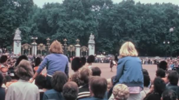 Tomto Videu Let Pochodují Před Buckinghamským Palácem Londýně Strážní Coldstream — Stock video