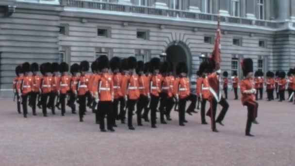 1970年代 皇家卫队在英国的白金汉宫 Buckingham Palace 举行游行 人们以热情和尊重的态度遵守军事传统 — 图库视频影像