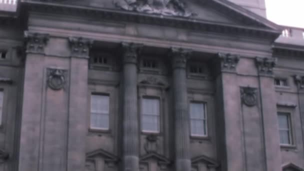 这是20世纪70年代以法国新古典主义风格设计的白金汉宫立面的历史录像 记录了英国皇家地标建筑的建筑 — 图库视频影像