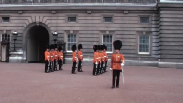 Neste Vídeo Histórico Década 1970 Palácio Buckingham Londres Guarda Rainha — Vídeo de Stock