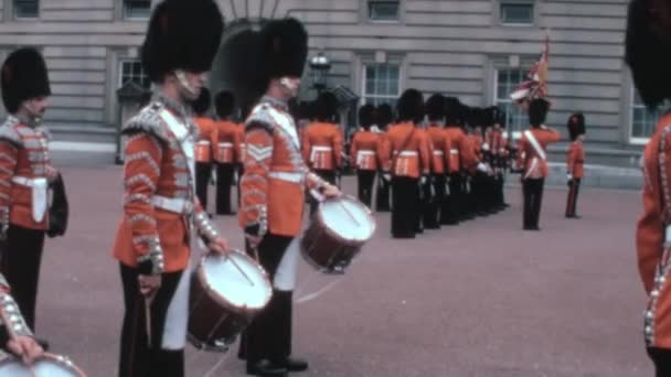 20世纪70年代在伦敦白金汉宫举行的卫队更迭仪式上 皇家王宫卫队军乐队表演的档案录像 使英国历史得以延续 — 图库视频影像