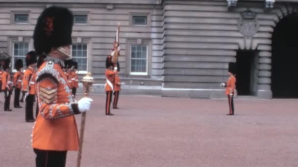英国皇家卫队于1970年代在伦敦白金汉宫举行的正式任职仪式 — 图库视频影像