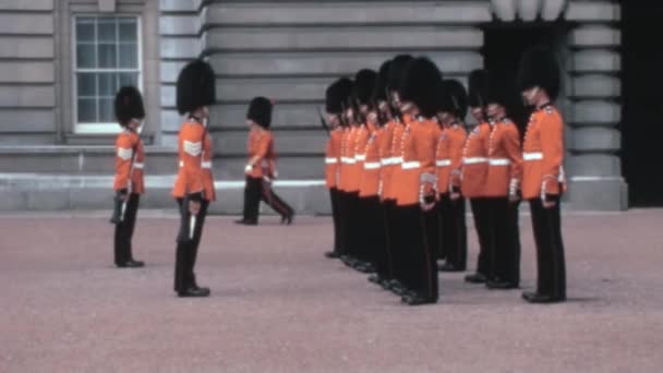 1970年代白金汉宫卫兵在英国伦敦皇家卫队更换仪式上的老式录像 — 图库视频影像