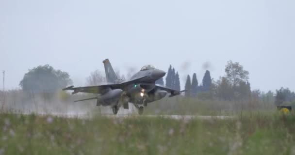 Kampfjets Landen Regen Und Erzeugen Eine Große Gischt Wolke Als — Stockvideo